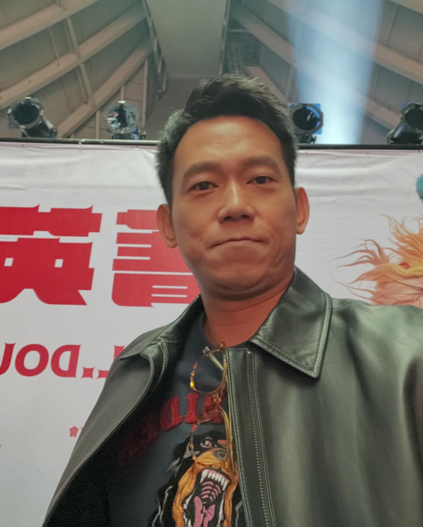 上百人前來送行！顏正國「告別式現場曝光」滿場白花　她情緒潰堤：「盡全力守護你家人」