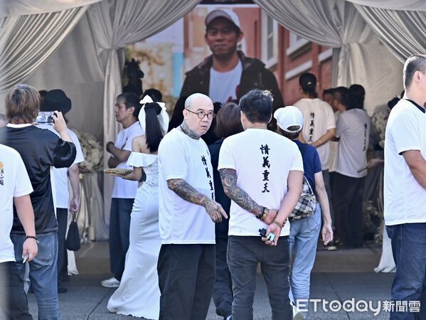上百人前來送行！顏正國「告別式現場曝光」滿場白花　她情緒潰堤：「盡全力守護你家人」