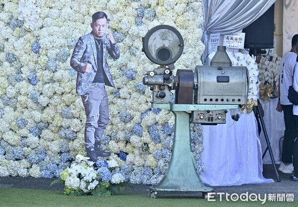 上百人前來送行！顏正國「告別式現場曝光」滿場白花　她情緒潰堤：「盡全力守護你家人」