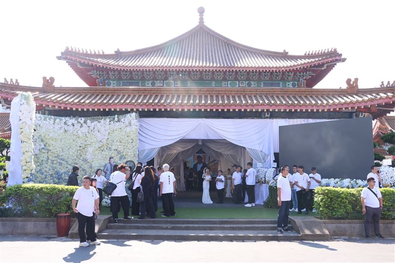上百人前來送行！顏正國「告別式現場曝光」滿場白花　她情緒潰堤：「盡全力守護你家人」