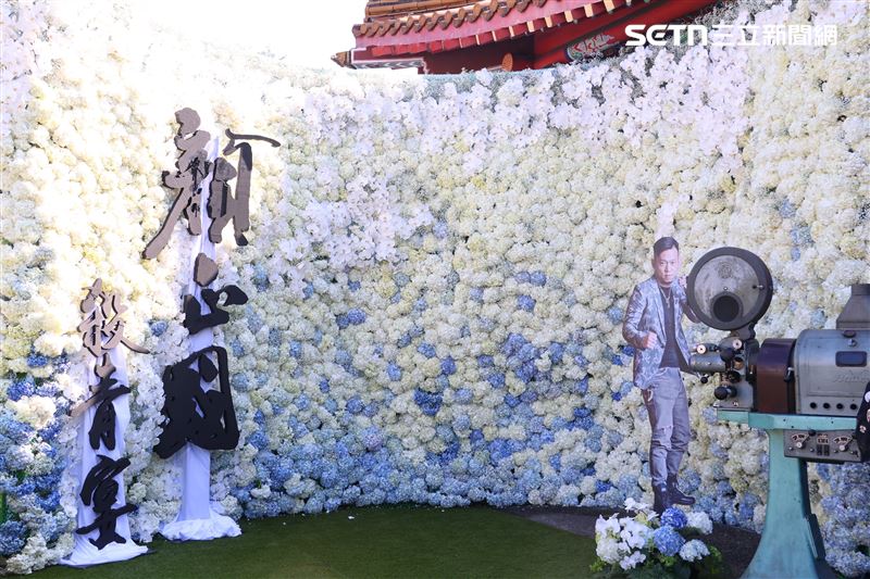 上百人前來送行！顏正國「告別式現場曝光」滿場白花　她情緒潰堤：「盡全力守護你家人」