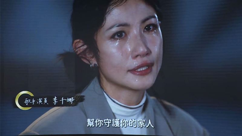 上百人前來送行！顏正國「告別式現場曝光」滿場白花　她情緒潰堤：「盡全力守護你家人」