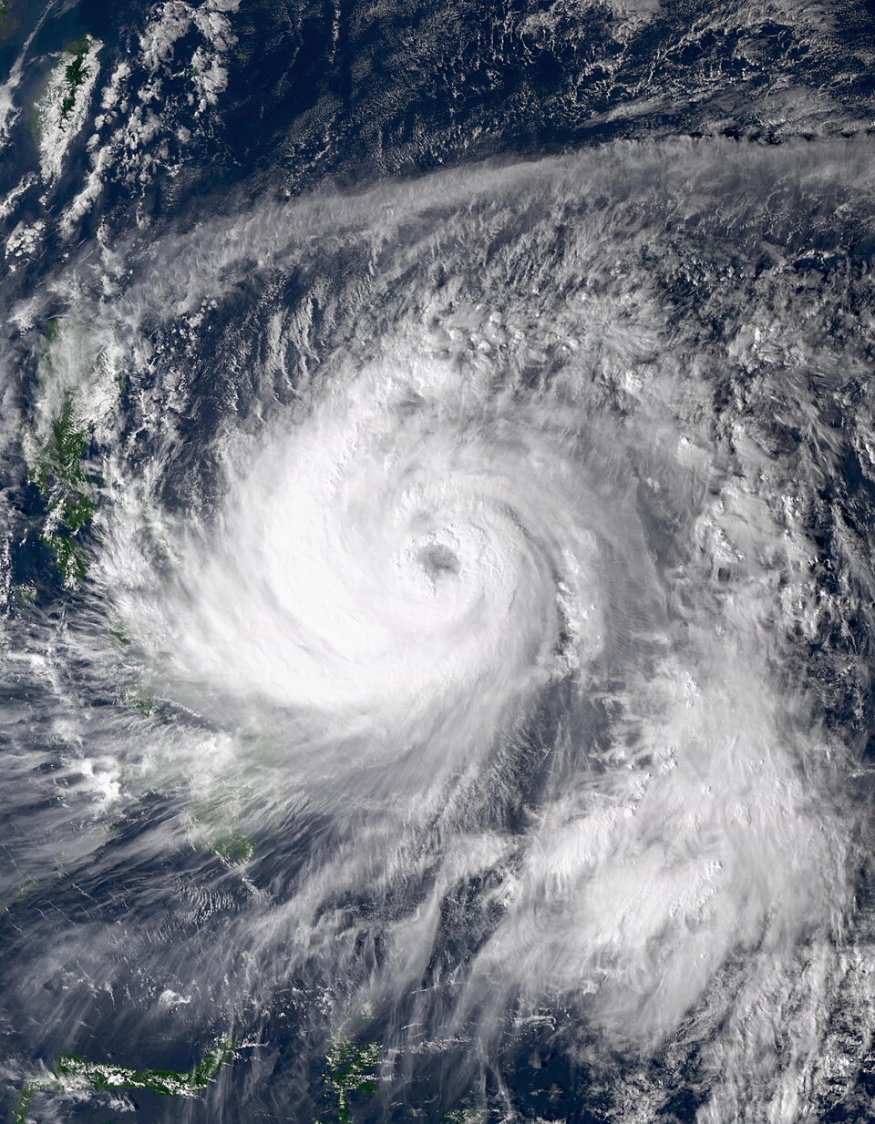 鳳凰驚變超級颱風！挾強風豪雨「恐穿越台灣」　有望颱風假「9縣市機率破八成」