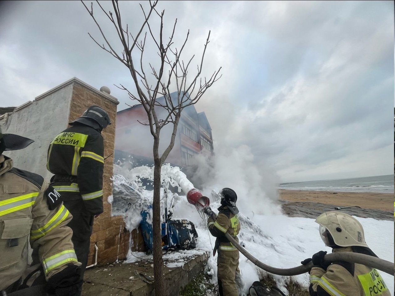 飛機突然墜毀!海灘瞬間起火「目前死傷曝光」