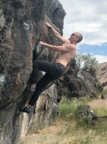 家庭出遊!名校校長驚傳「跟15歲兒掛樹上」送醫喪命 醫護驚「全身密密麻麻紅點」