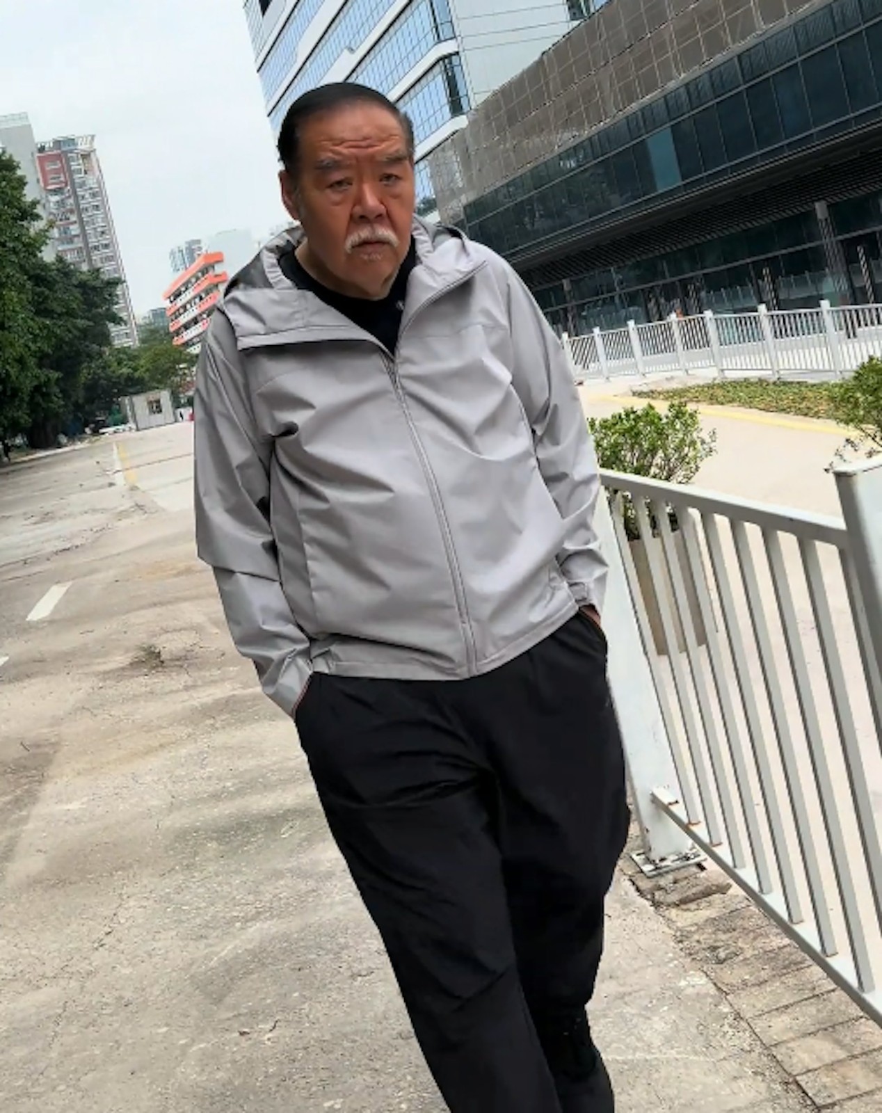 曾欠7000萬債務！74歲大咖影帝「被目擊斷崖式暴瘦」　蓄鬍花白「標誌圓臉全消風」健康狀況曝光