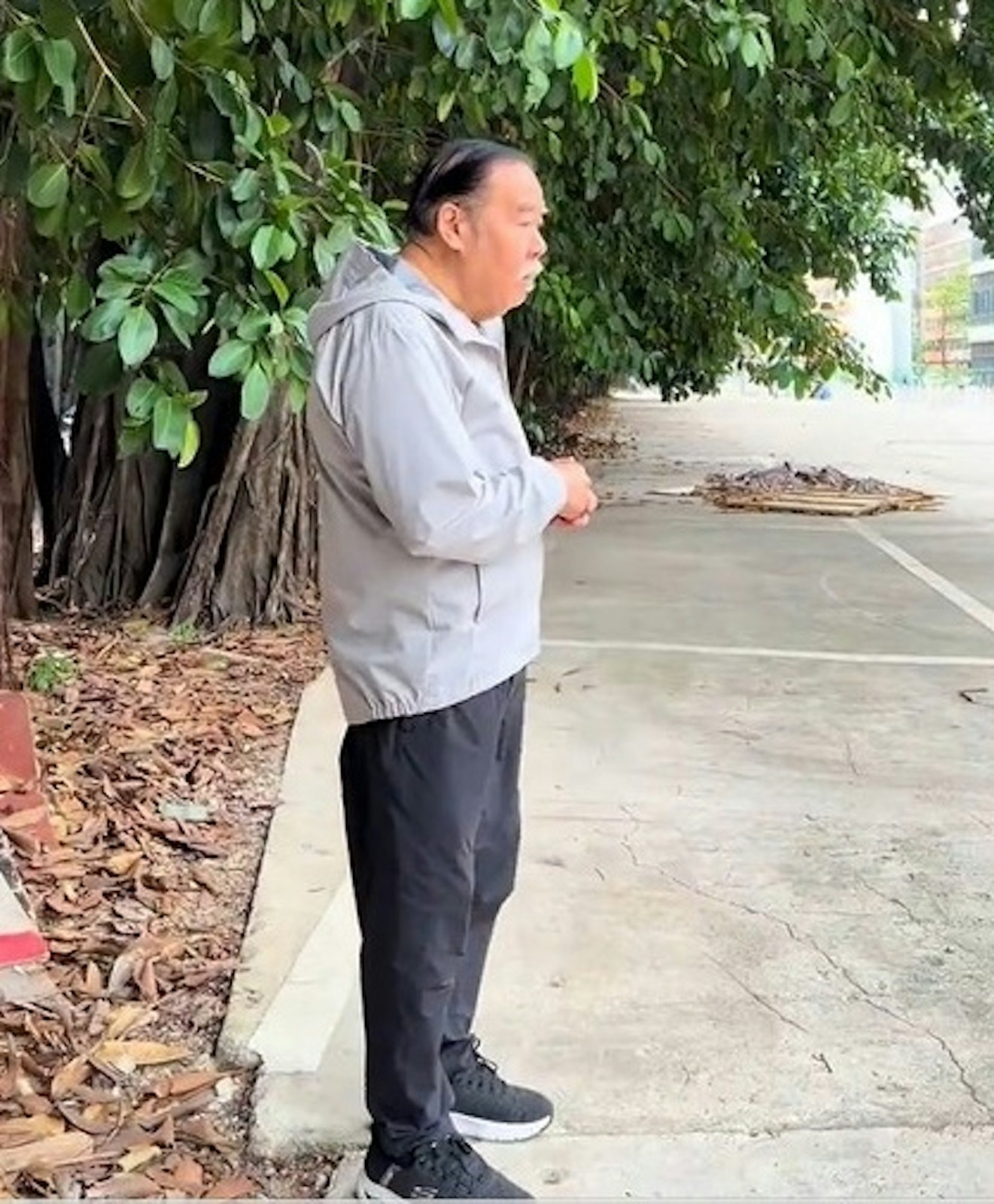 曾欠7000萬債務！74歲大咖影帝「被目擊斷崖式暴瘦」　蓄鬍花白「標誌圓臉全消風」健康狀況曝光