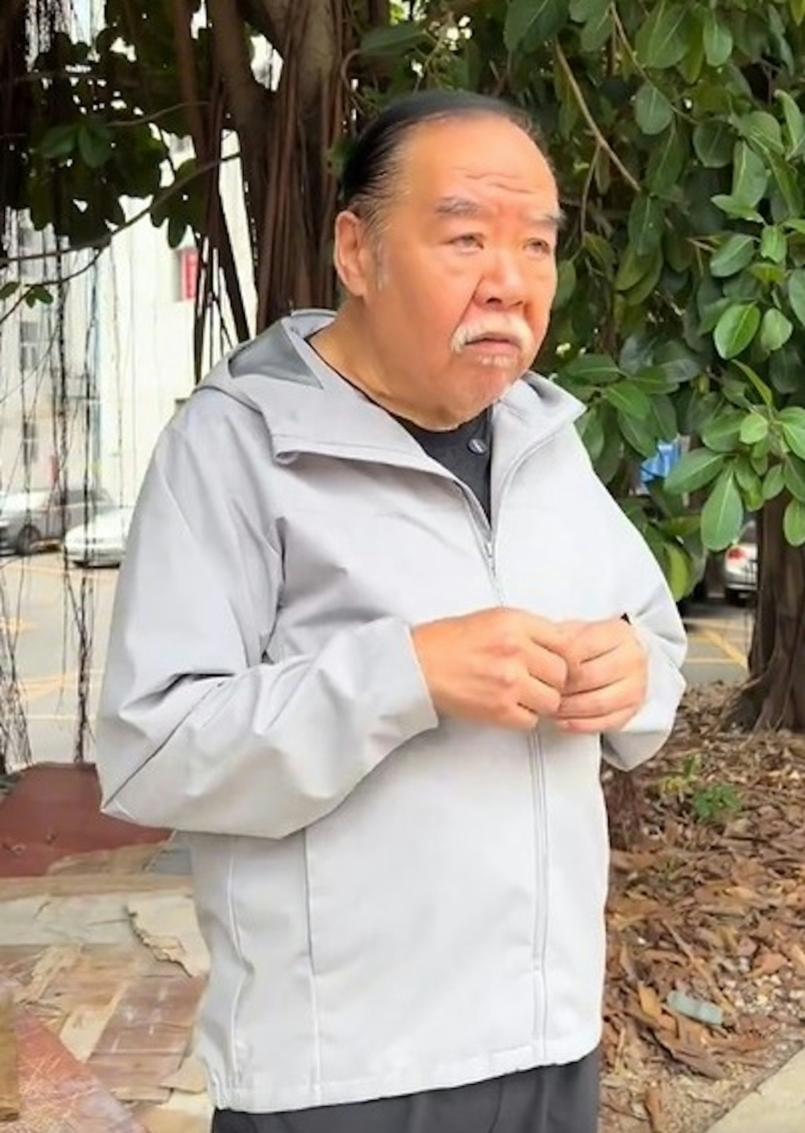 曾欠7000萬債務！74歲大咖影帝「被目擊斷崖式暴瘦」　蓄鬍花白「標誌圓臉全消風」健康狀況曝光