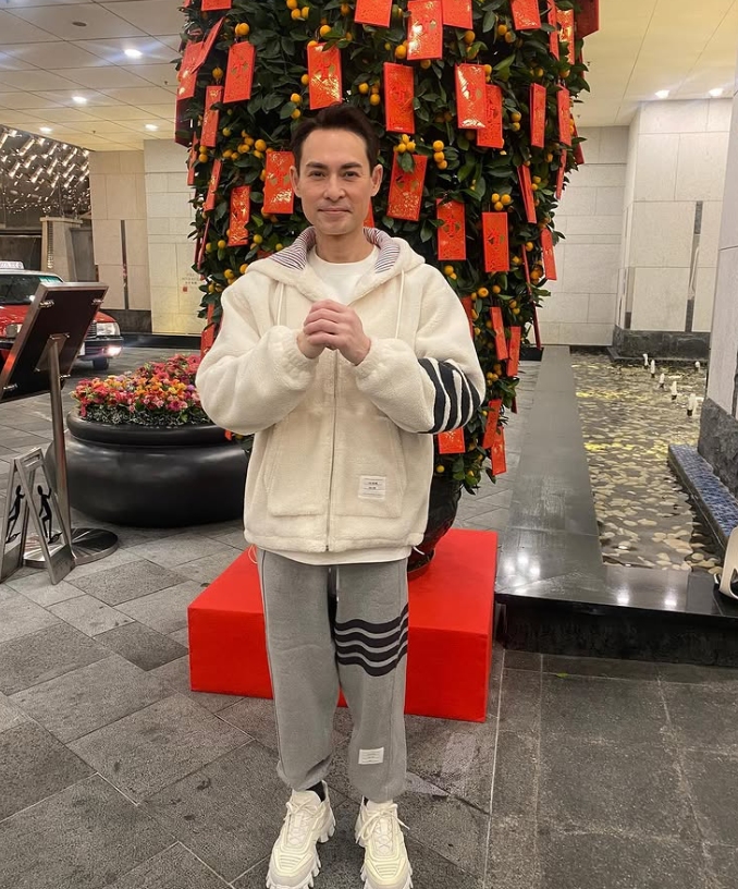 鏡頭前痛哭求救！52歲男星「愛妻患急性肝硬化」　著急求捐「598萬醫藥費」：情況很危急...