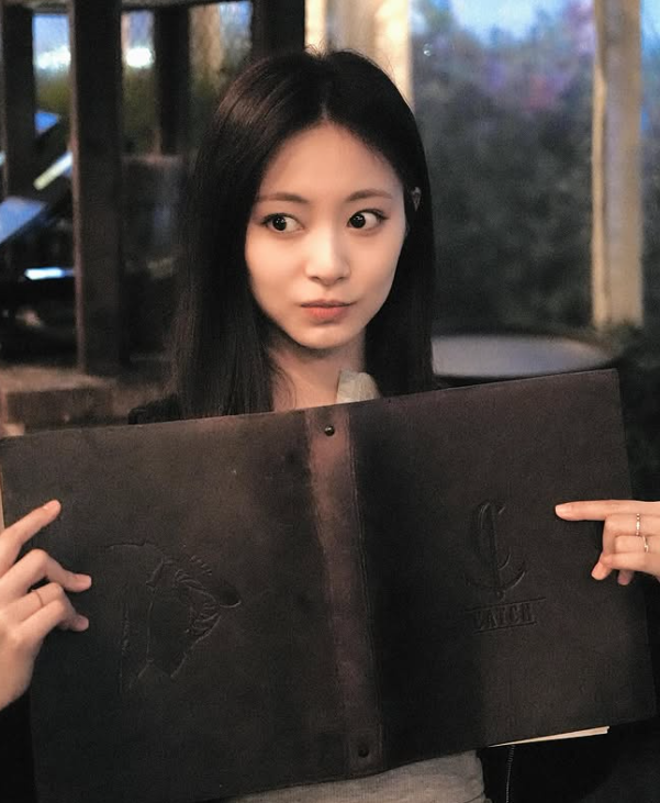 獲選全球第一美!子瑜「神遺傳凍齡媽高顏值」 母女合照曝光網激動:「根本是姊妹...」