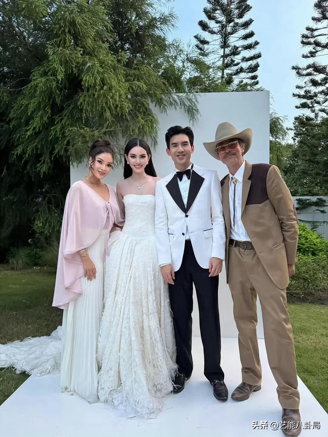 嫁大9歲大咖！33歲女星「秀出15克拉婚戒」低調結婚　男方正臉曝光「被酸相貌平平」但身家超驚人