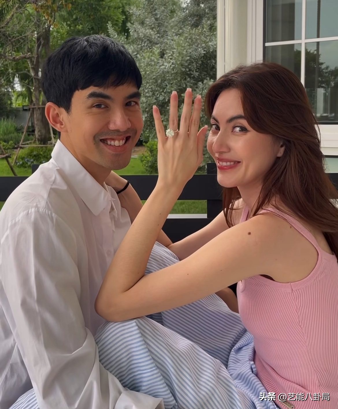 嫁大9歲大咖！33歲女星「秀出15克拉婚戒」低調結婚　男方正臉曝光「被酸相貌平平」但身家超驚人