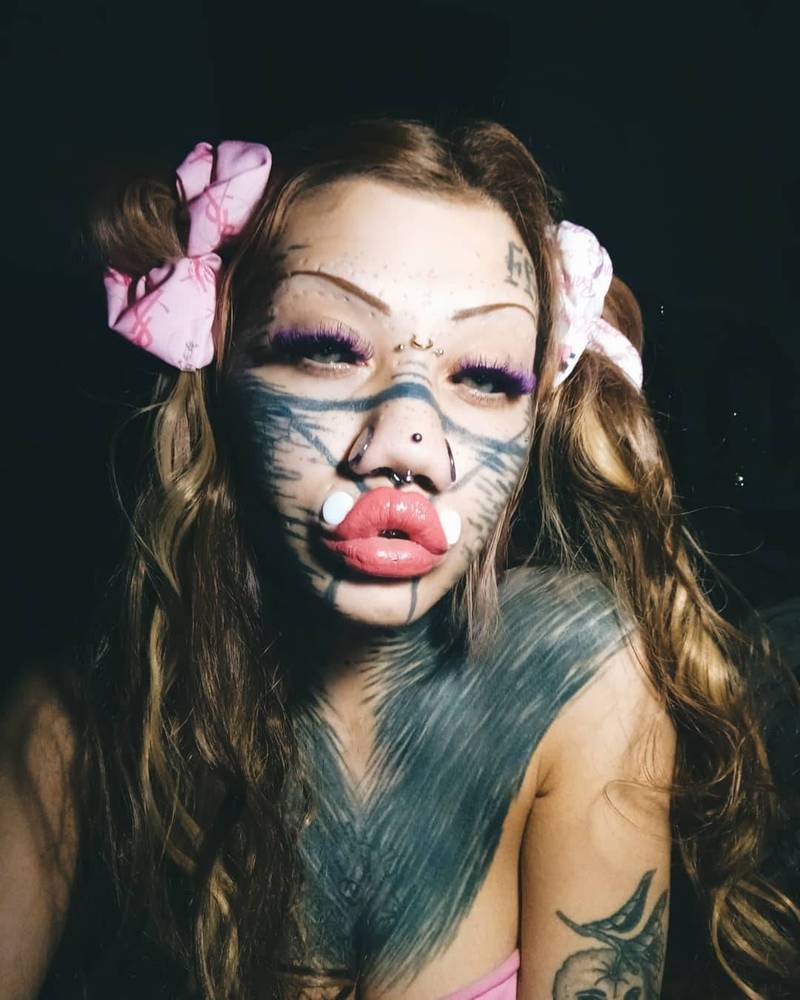 想當人型殭屍貓！24歲女全身改造「超過20處穿孔」　「原本美貌曝光」有著異域魅力