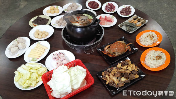 腿都伸不直!他疑惑薑母鴨「桌子椅子都好矮」吃飯很不舒適 店家揭「高度55公分」是故意的