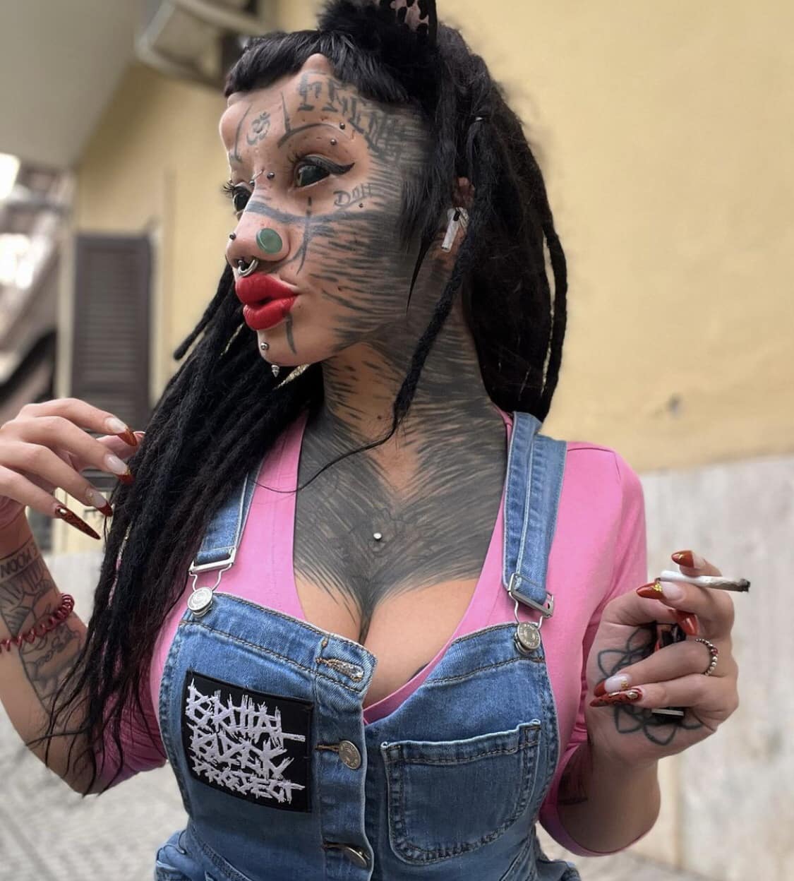 想當人型殭屍貓！24歲女全身改造「超過20處穿孔」　「原本美貌曝光」有著異域魅力