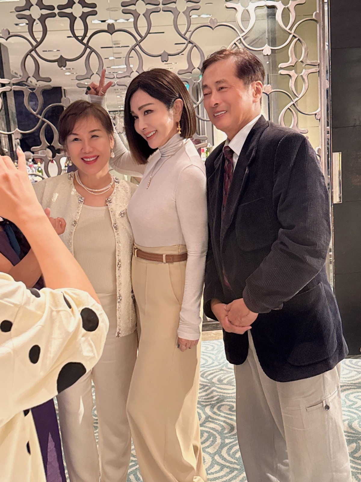 獨自拉拔女兒嫁人!70歲瓊瑤影后「合照陳美鳳超凍齡」 不捨告白女婿「吵架了別還給我?」