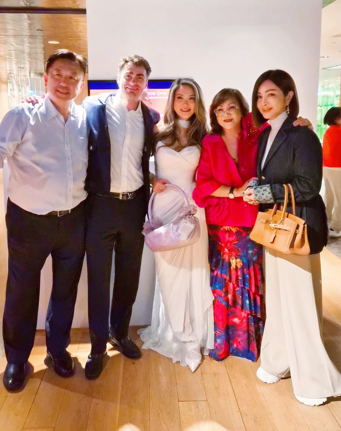 獨自拉拔女兒嫁人!70歲瓊瑤影后「合照陳美鳳超凍齡」 不捨告白女婿「吵架了別還給我?」