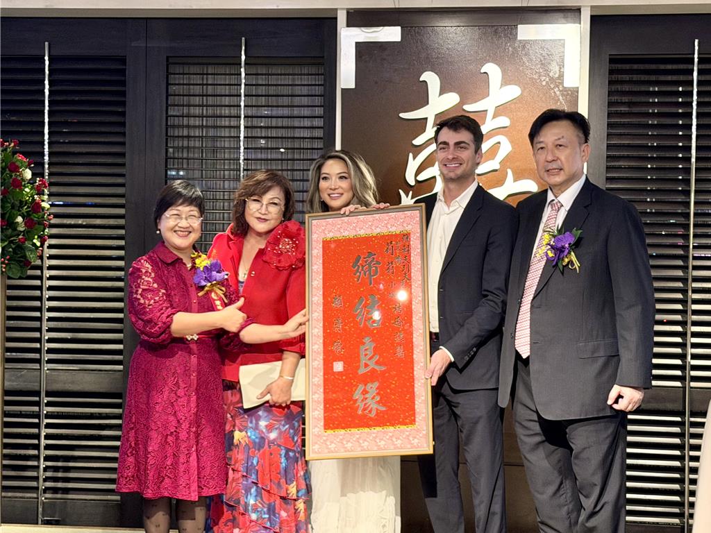 獨自拉拔女兒嫁人!70歲瓊瑤影后「合照陳美鳳超凍齡」 不捨告白女婿「吵架了別還給我?」