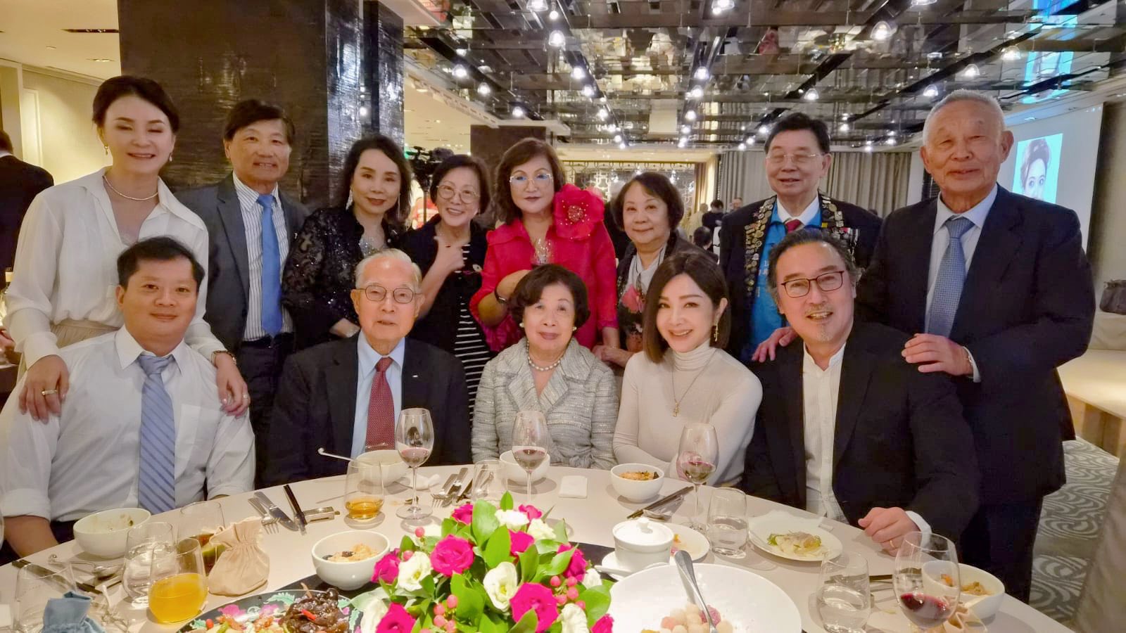 獨自拉拔女兒嫁人!70歲瓊瑤影后「合照陳美鳳超凍齡」 不捨告白女婿「吵架了別還給我?」