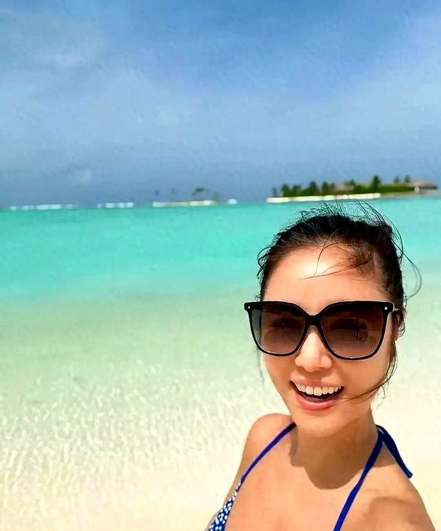 認得出來嗎?49歲國民女神曬「15歲國中青澀照」 網狂讚「從小美到大」:現在也是少女❤️