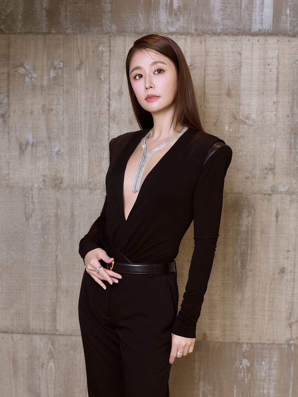 認得出來嗎?49歲國民女神曬「15歲國中青澀照」 網狂讚「從小美到大」:現在也是少女❤️