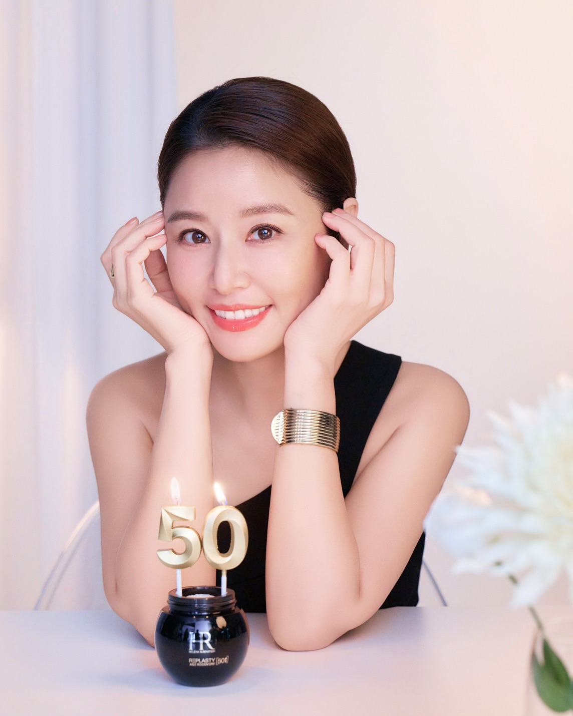 認得出來嗎?49歲國民女神曬「15歲國中青澀照」 網狂讚「從小美到大」:現在也是少女❤️