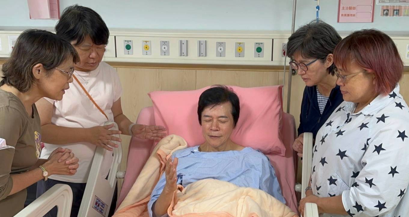 雙目緊閉送醫！62歲洪榮宏驚傳開刀「教友圍一圈祈禱」　被疑重病罹癌「化驗結果曝光」