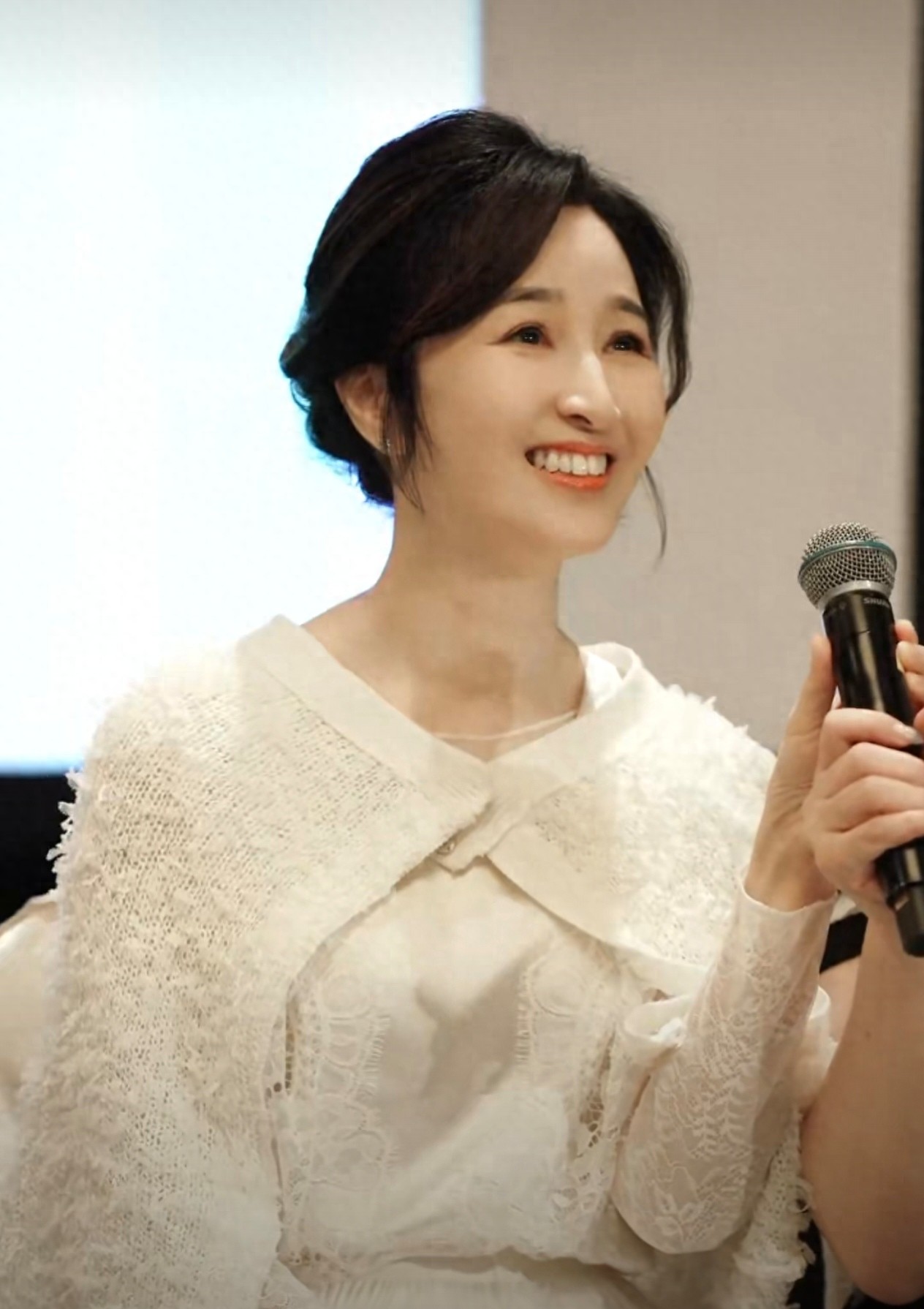 當年電暈無數人!當紅女星「嫁影帝後甘願息影」 61歲驚喜現身網驚豔:「像被歲月忘記」