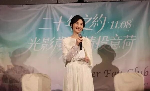 當年電暈無數人!當紅女星「嫁影帝後甘願息影」 61歲驚喜現身網驚豔:「像被歲月忘記」