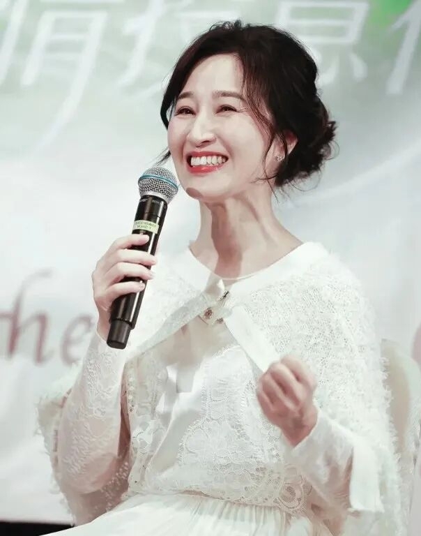 當年電暈無數人!當紅女星「嫁影帝後甘願息影」 61歲驚喜現身網驚豔:「像被歲月忘記」