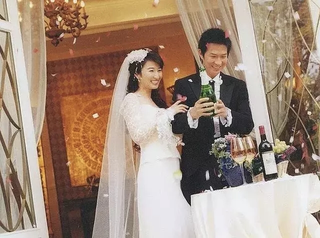 當年電暈無數人!當紅女星「嫁影帝後甘願息影」 61歲驚喜現身網驚豔:「像被歲月忘記」