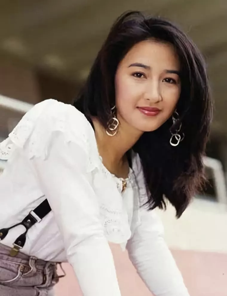 當年電暈無數人!當紅女星「嫁影帝後甘願息影」 61歲驚喜現身網驚豔:「像被歲月忘記」