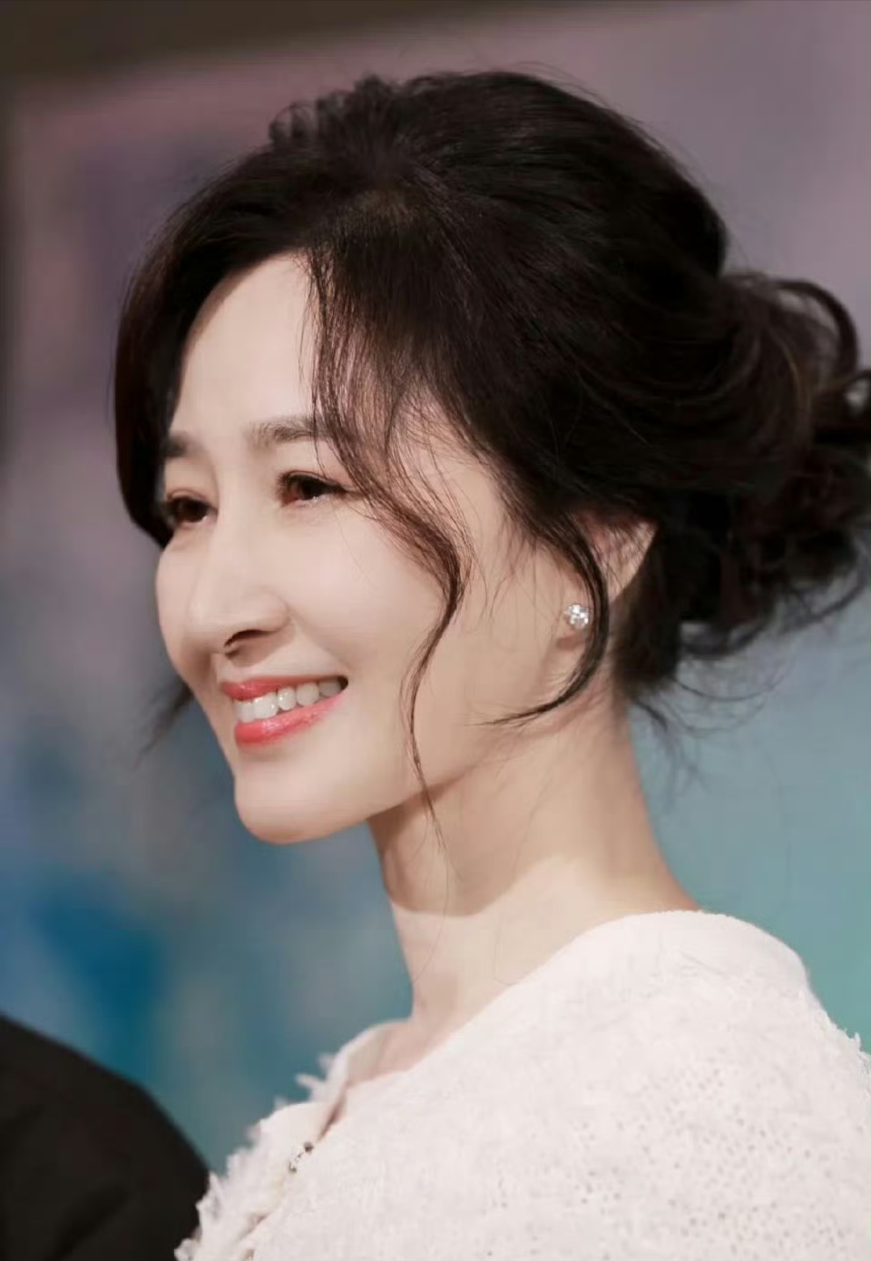 當年電暈無數人!當紅女星「嫁影帝後甘願息影」 61歲驚喜現身網驚豔:「像被歲月忘記」