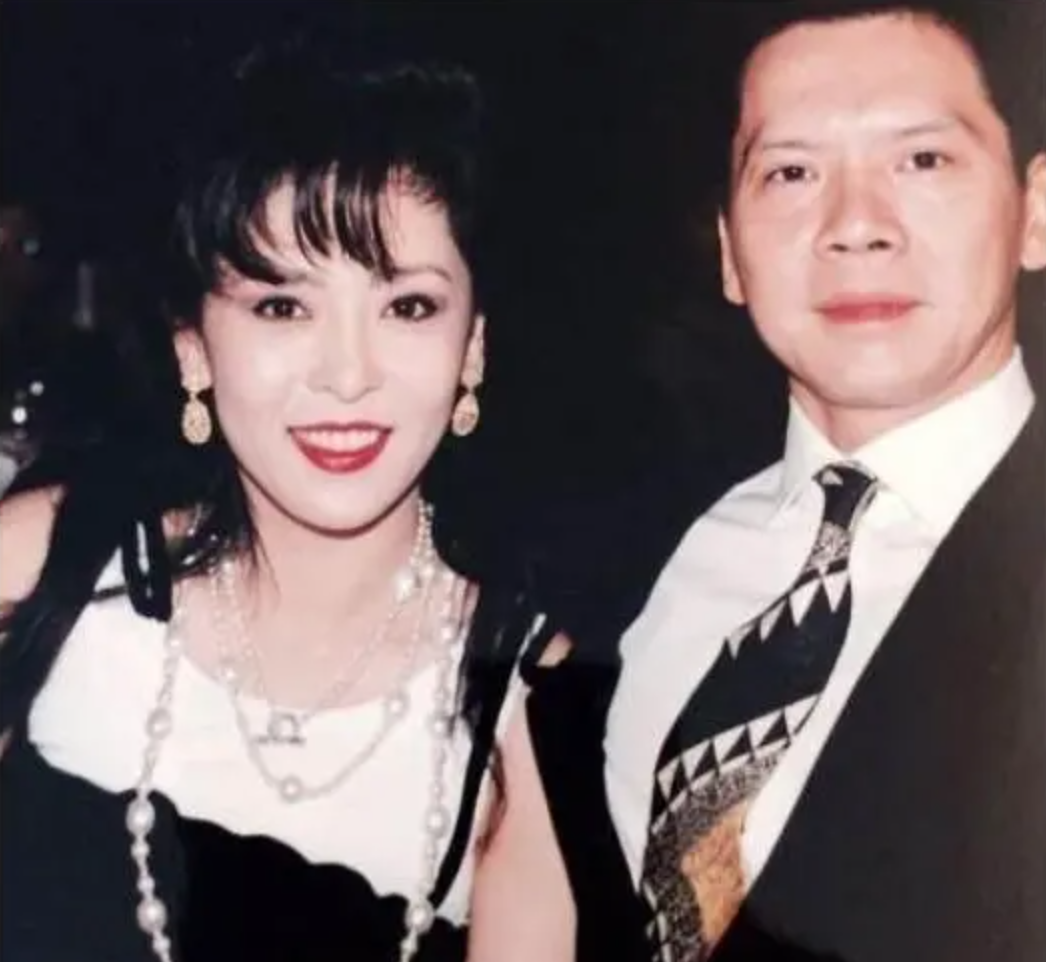 婚後恩愛45年!66歲向太「罕公開婚姻秘訣」 經營夫妻之道「就像在存撲滿」:自然白頭偕老