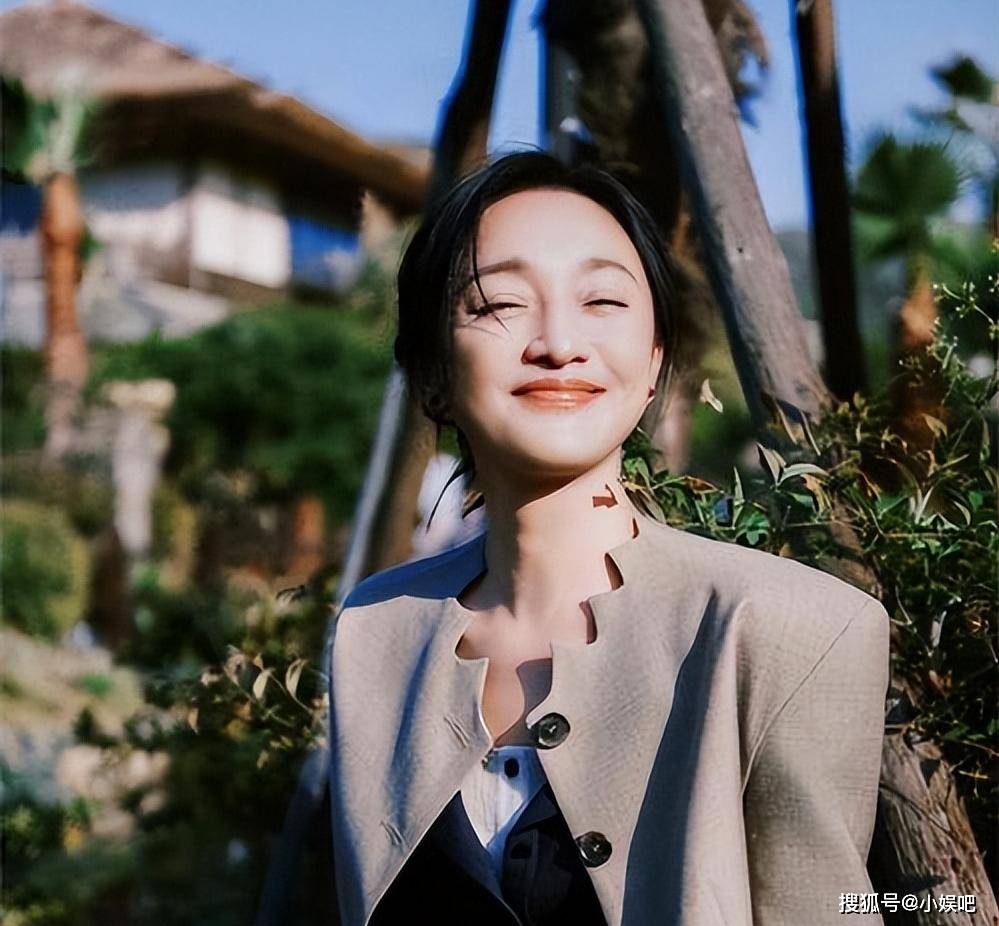 離婚後單身無子!51歲金馬影后「素顏現身活動」 滿頭白髮老態「昔日童顏崩壞」網全認不出...