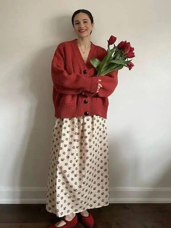又流行回來了！今年秋冬女人「只需要一件裙＋一雙鞋」：優雅時髦又舒服❤️