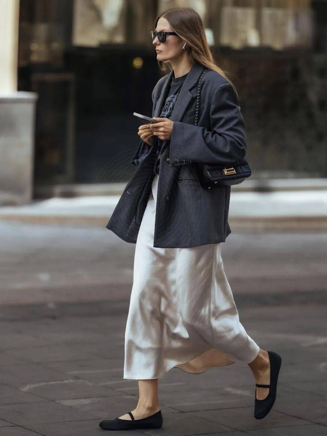 又流行回來了！今年秋冬女人「只需要一件裙＋一雙鞋」：優雅時髦又舒服❤️