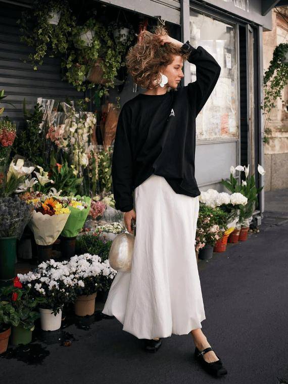 又流行回來了！今年秋冬女人「只需要一件裙＋一雙鞋」：優雅時髦又舒服❤️