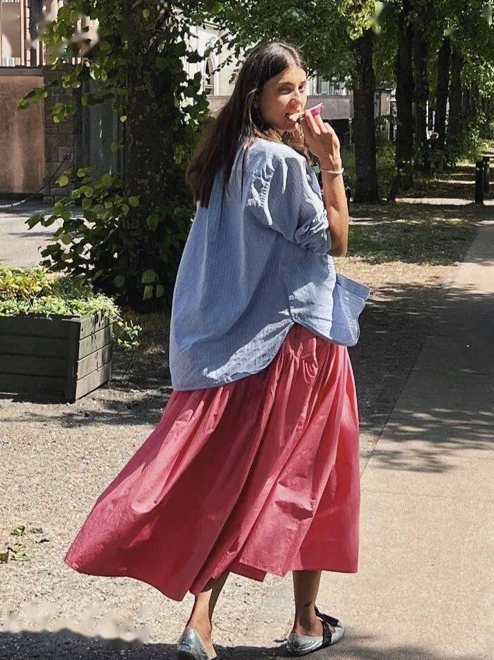 又流行回來了！今年秋冬女人「只需要一件裙＋一雙鞋」：優雅時髦又舒服❤️
