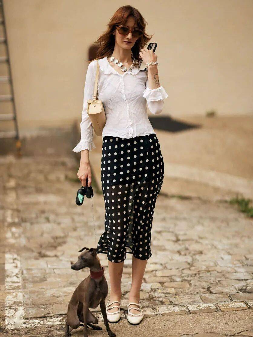 又流行回來了！今年秋冬女人「只需要一件裙＋一雙鞋」：優雅時髦又舒服❤️