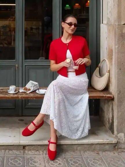 又流行回來了！今年秋冬女人「只需要一件裙＋一雙鞋」：優雅時髦又舒服❤️