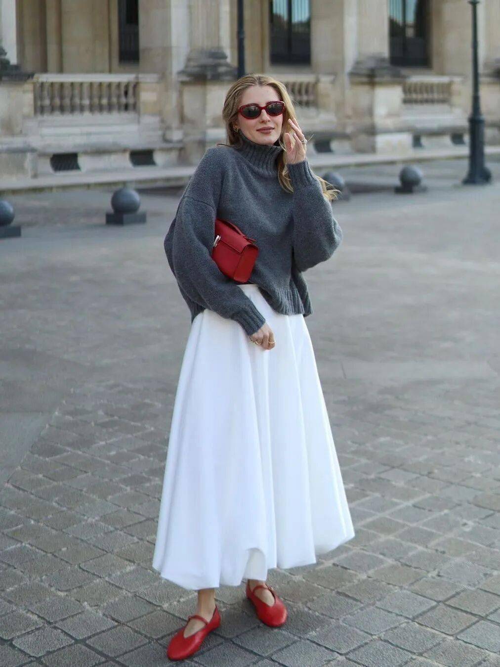 又流行回來了！今年秋冬女人「只需要一件裙＋一雙鞋」：優雅時髦又舒服❤️