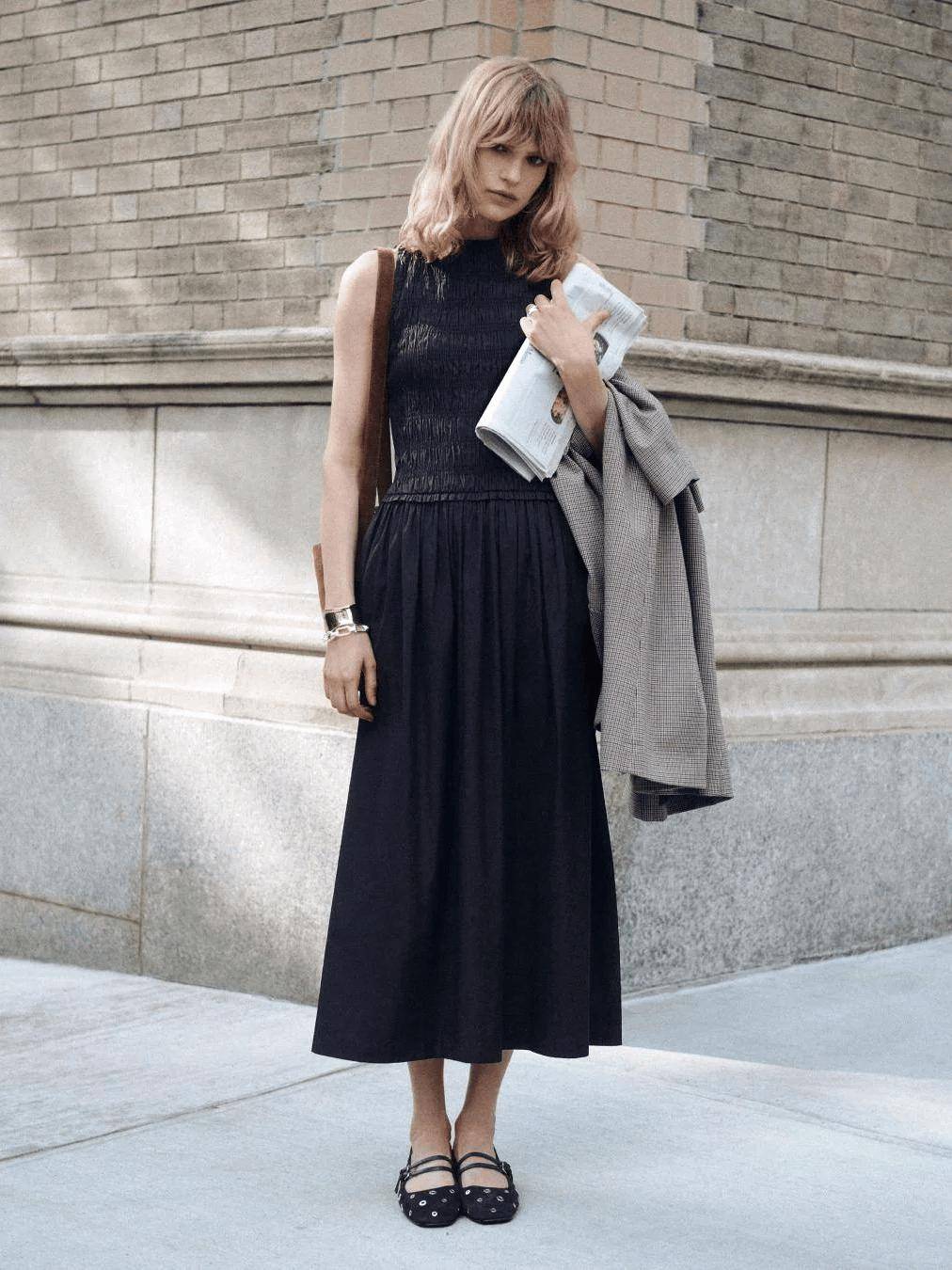 又流行回來了！今年秋冬女人「只需要一件裙＋一雙鞋」：優雅時髦又舒服❤️