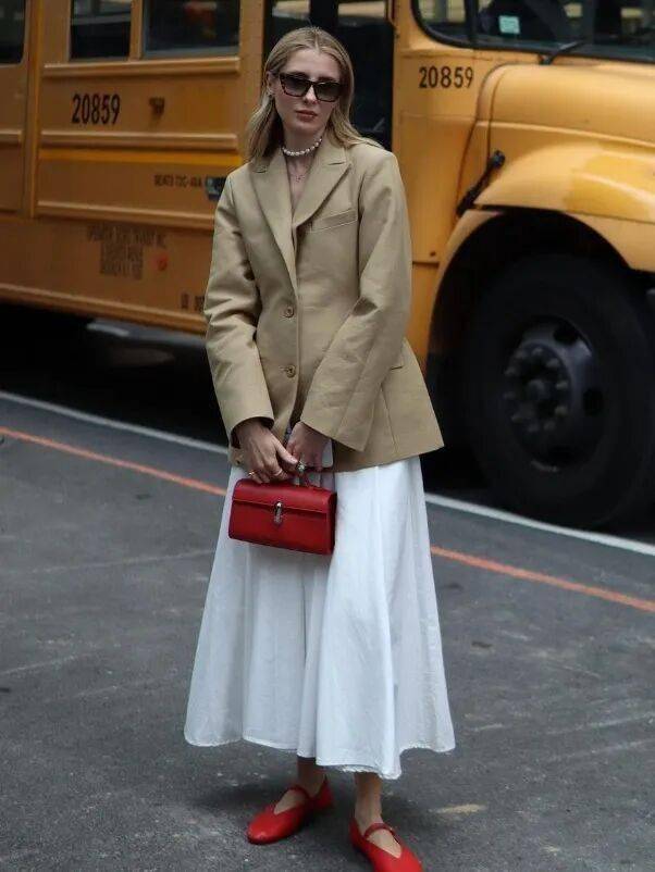 又流行回來了！今年秋冬女人「只需要一件裙＋一雙鞋」：優雅時髦又舒服❤️