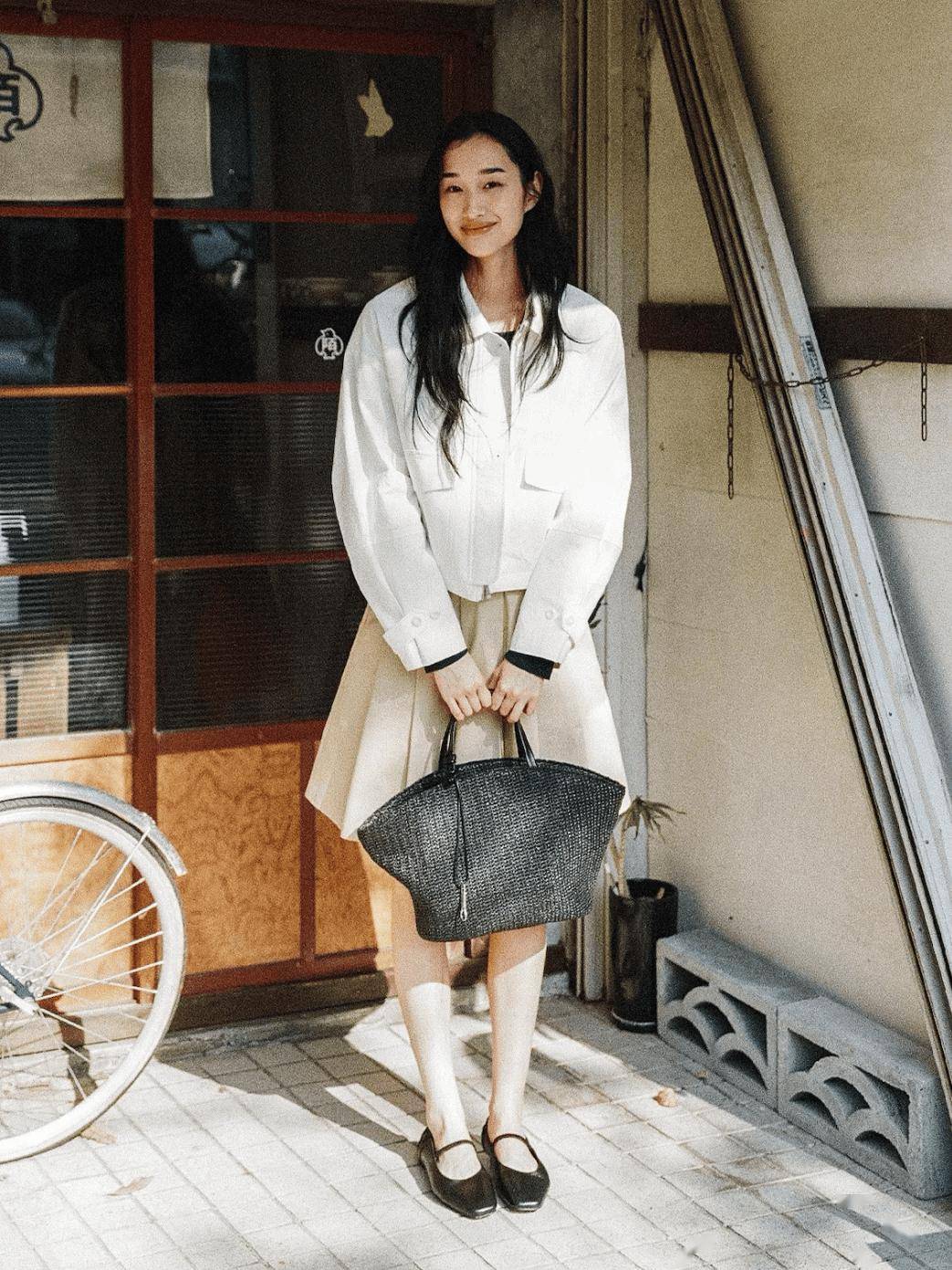 又流行回來了！今年秋冬女人「只需要一件裙＋一雙鞋」：優雅時髦又舒服❤️