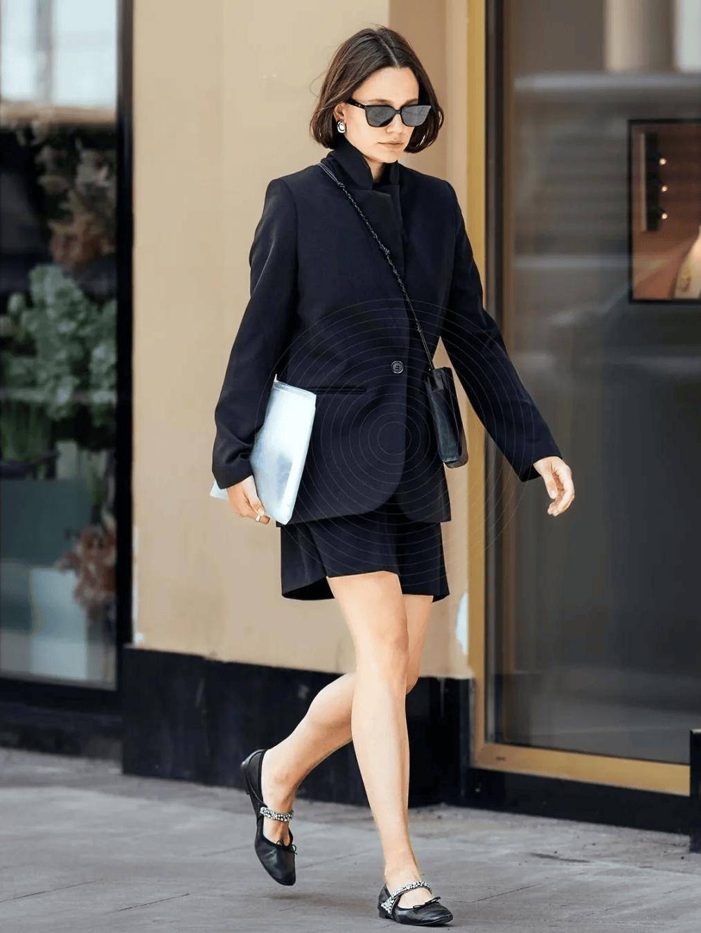 又流行回來了！今年秋冬女人「只需要一件裙＋一雙鞋」：優雅時髦又舒服❤️