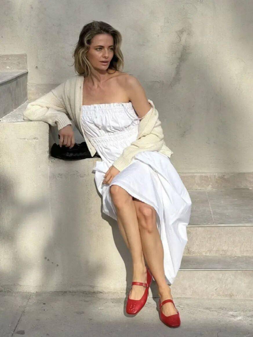 又流行回來了！今年秋冬女人「只需要一件裙＋一雙鞋」：優雅時髦又舒服❤️