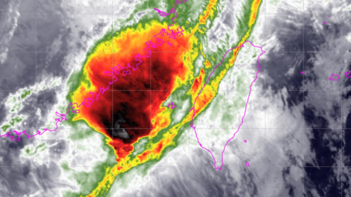 快訊/明天放颱風假?鳳凰貫穿台灣「登陸地點又變了」:4縣市停班停課達標