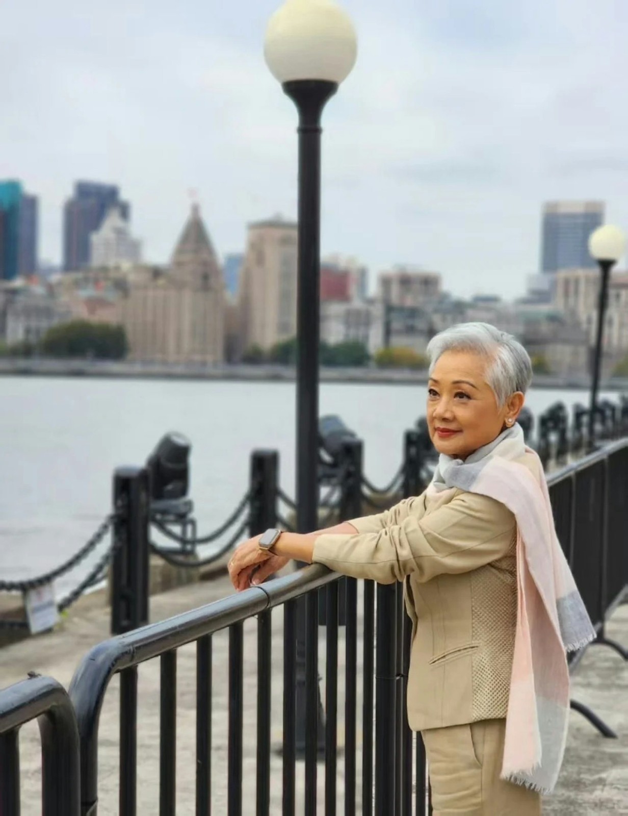 靠經典傳唱一世!78歲殿堂級歌后「罹患乳癌+憂鬱症」噩耗不斷 如今浴火重生「頂白髮優雅露面」1番話惹哭粉絲