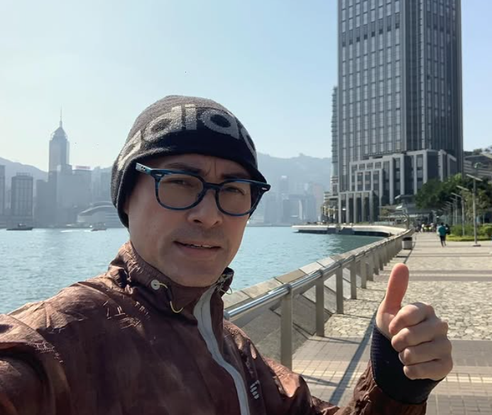 資深男星愛妻病危「陸醫院迅速找到肝」!器官來源遭質疑「他親自發聲曝真相」